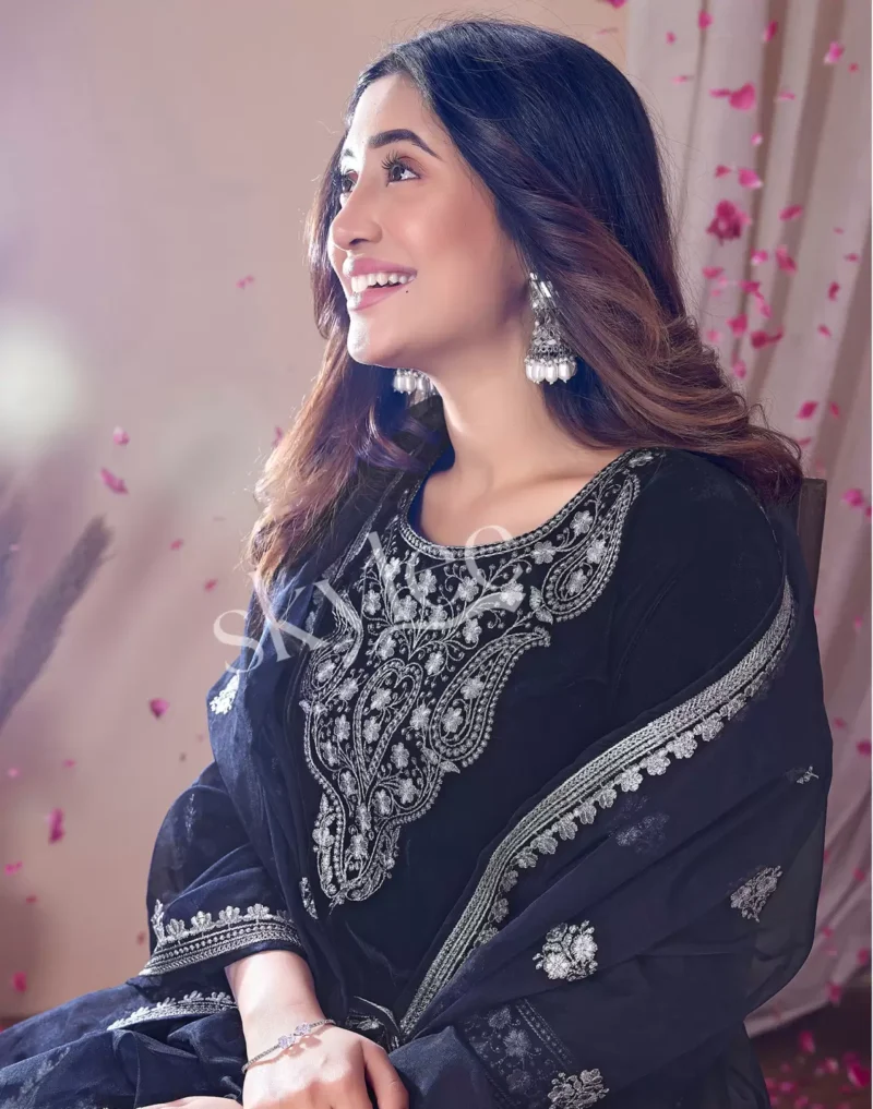 Women Velvet Kurta Pant Dupatta Set